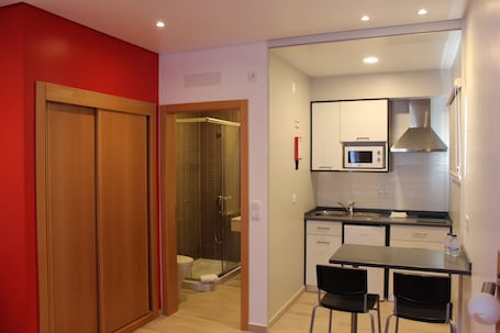 Studio, Kitchenette (2 people) | Private kitchenette | Fridge, microwave, stovetop, electric kettle