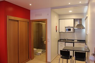 Estudio, cocina básica (2 people) | Cocina básica privada | Frigorífico, microondas, placa de cocina y hervidor el éctrico