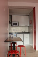Estudio, cocina básica (4 people) | Cocina básica privada | Frigorífico, microondas, placa de cocina y hervidor eléctrico