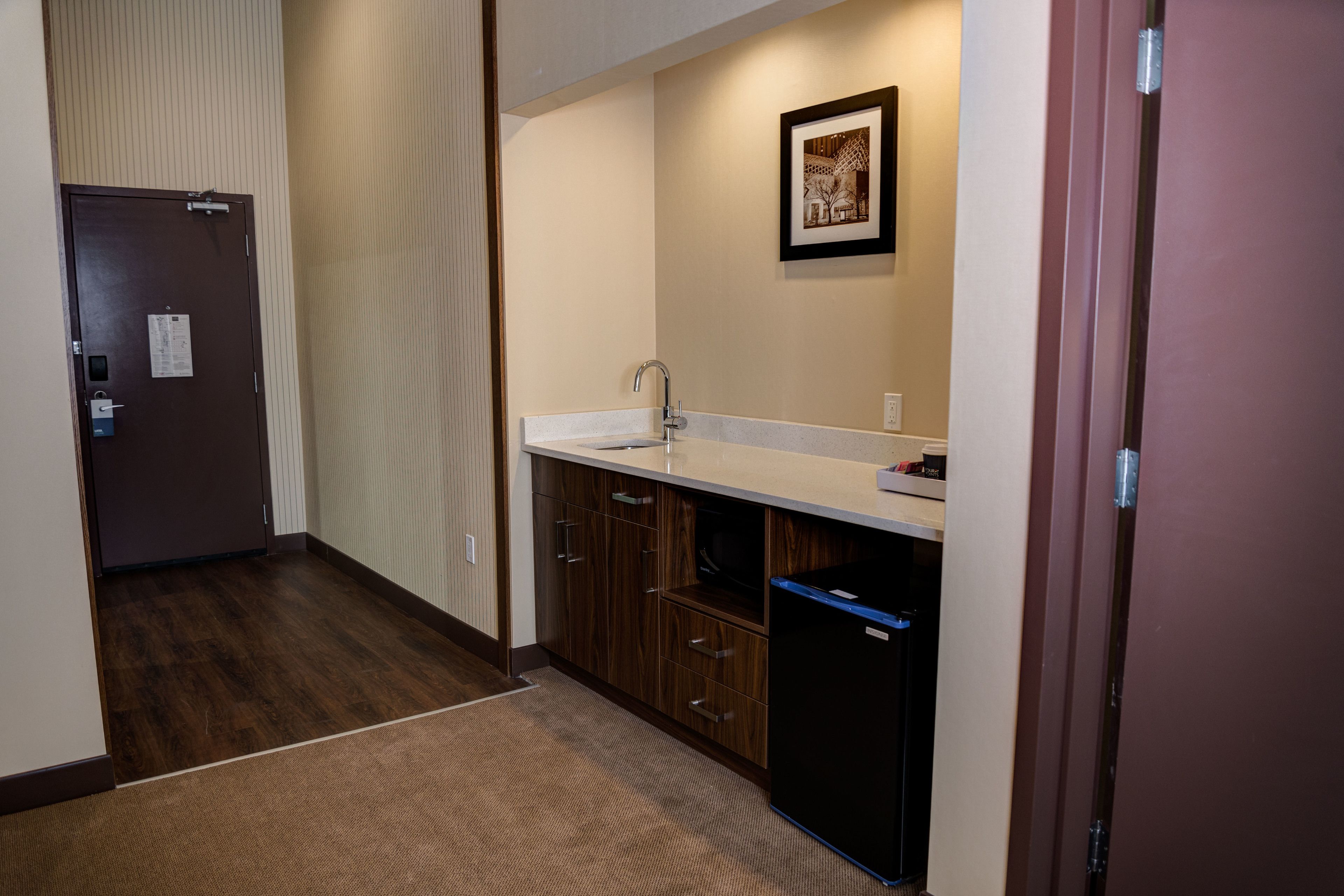 fridge, microwave, coffee/tea maker