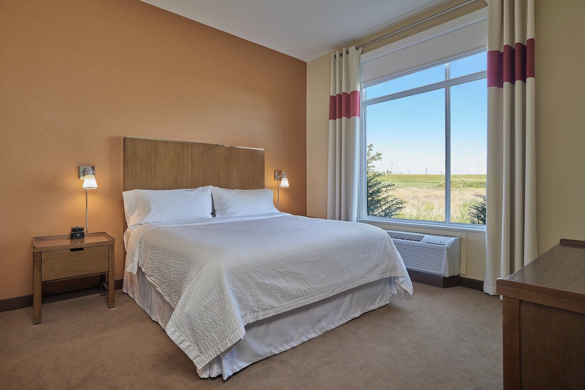 Suite, 1 slaapkamer | Luxe beddengoed, pillowtop-bedden, een kluis op de kamer, een bureau