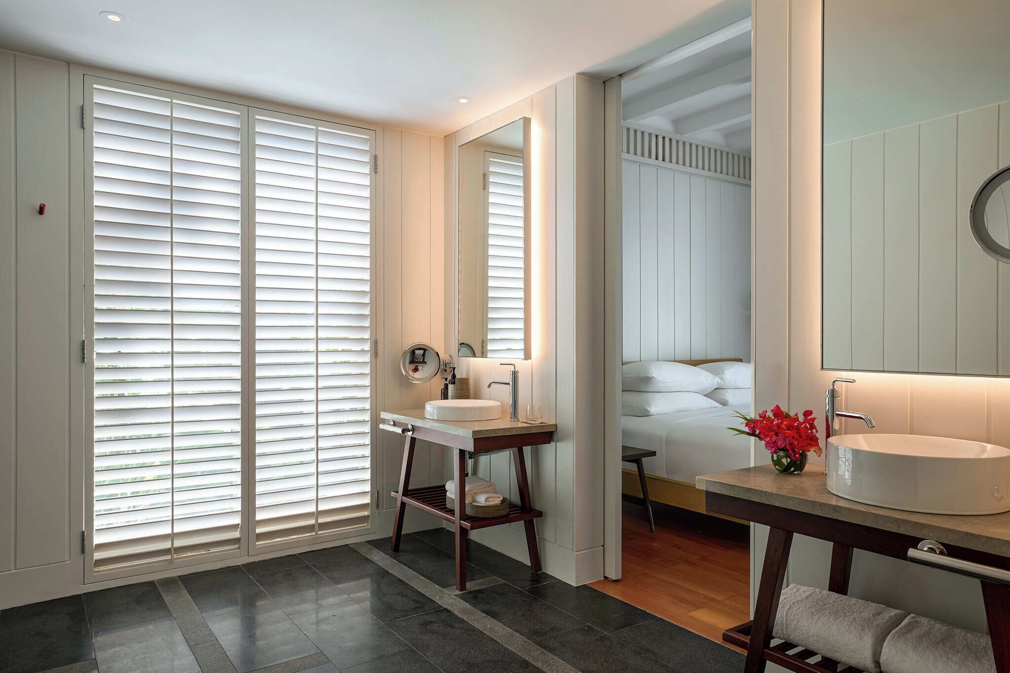 Suite, accessible aux personnes à mobilité réduite | Salle de bain | Baignoire et douche séparées, baignoire profonde, douche cascade