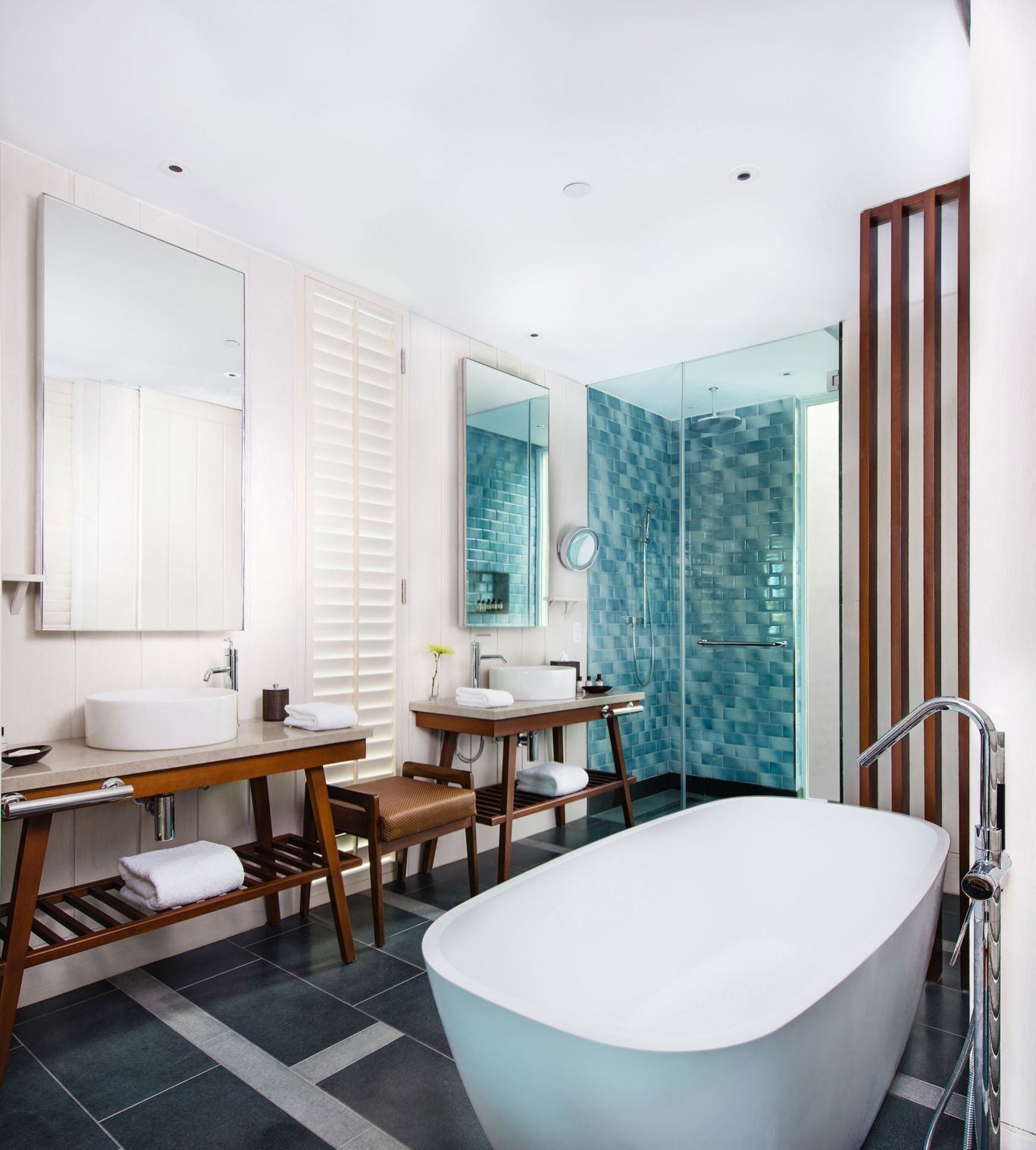 Kamar mandi | Bathtub dan shower terpisah, bathtub besar,  dan pancuran hujan