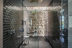 Villa presidencial | Baño | Tina y regadera independientes, tina profunda, regadera tipo lluvia