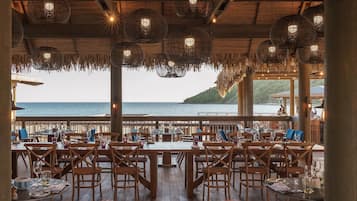 3 restaurantes; se sirven comidas