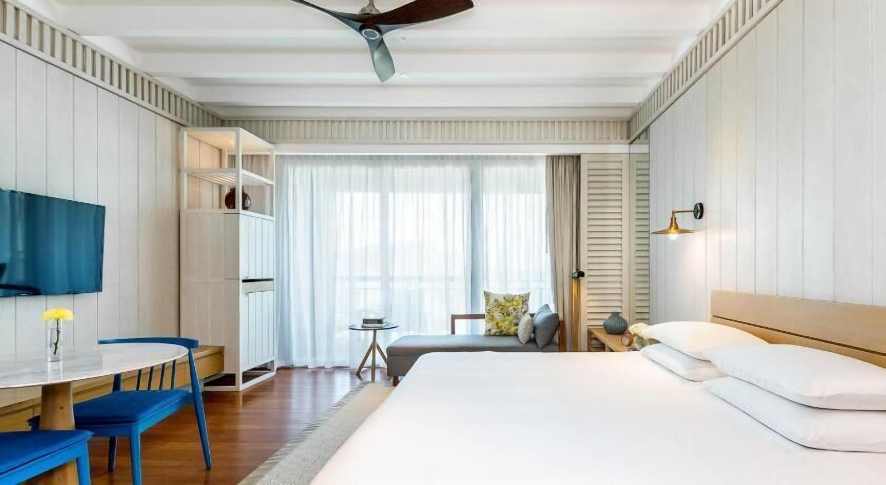 Seprai premium, minibar, brankas, dan meja kerja