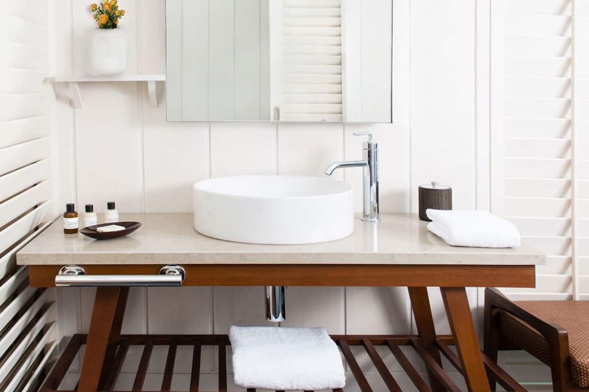 Bathroom | Separate tub and shower, deep soaking tub, rainfall showerhead