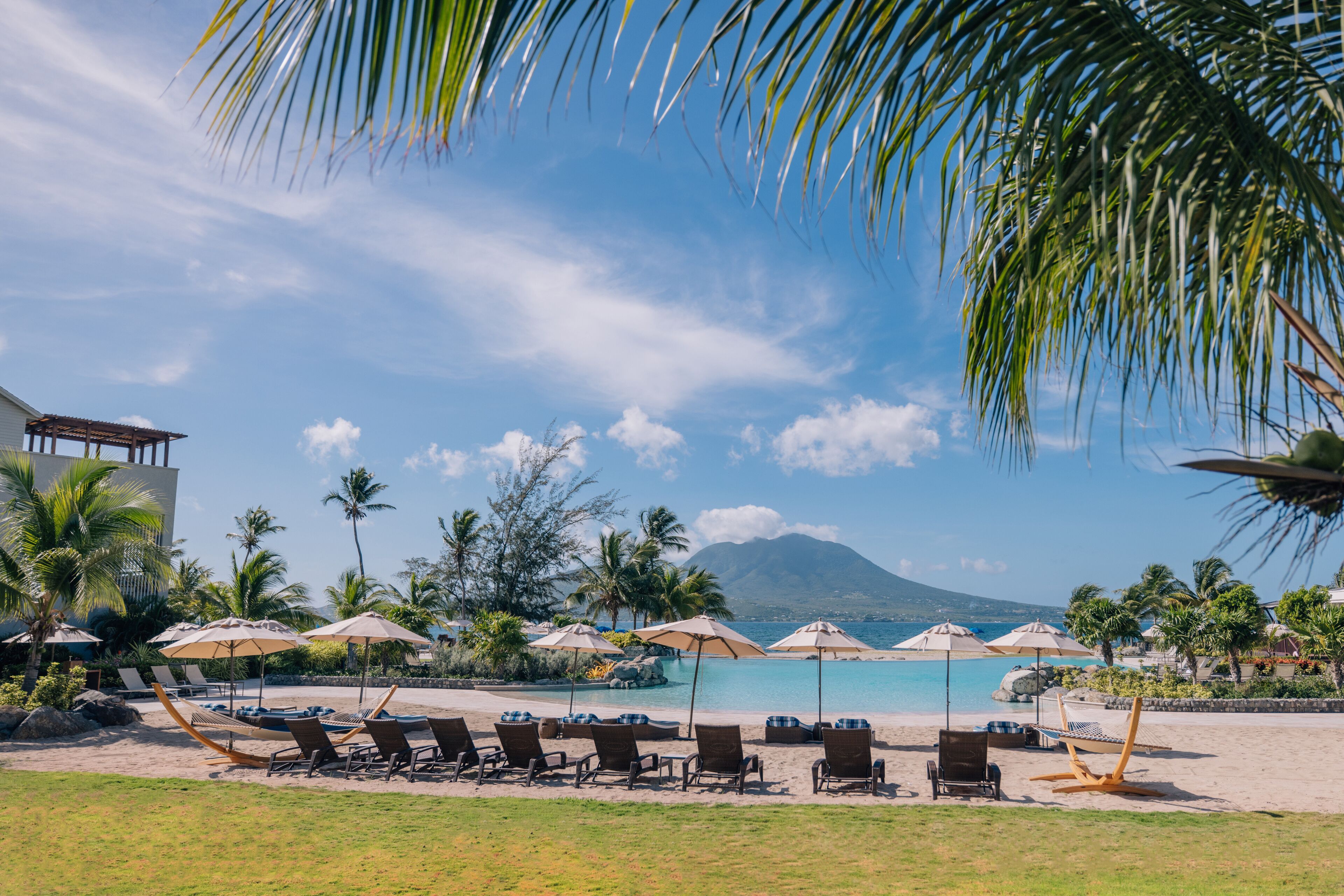 2 utendørsbassenger, bassengtelt (mot betaling) og solsenger