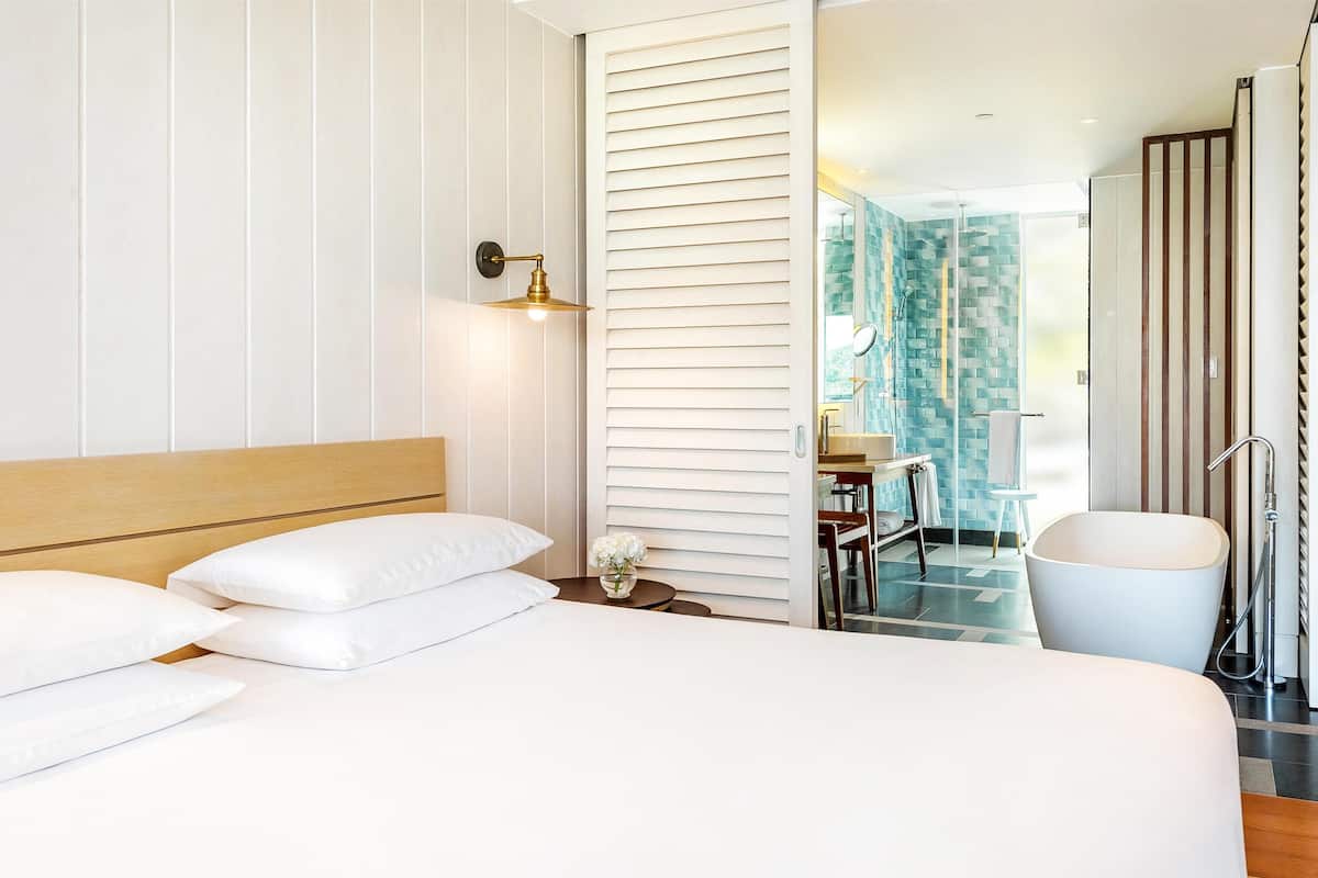 Luxe beddengoed, een minibar, een kluis op de kamer, een bureau