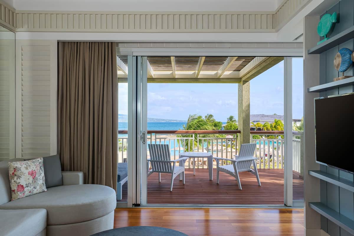 Suite, 1 King Bed, Pool View | Premium bedding, minibar, in-room safe, desk