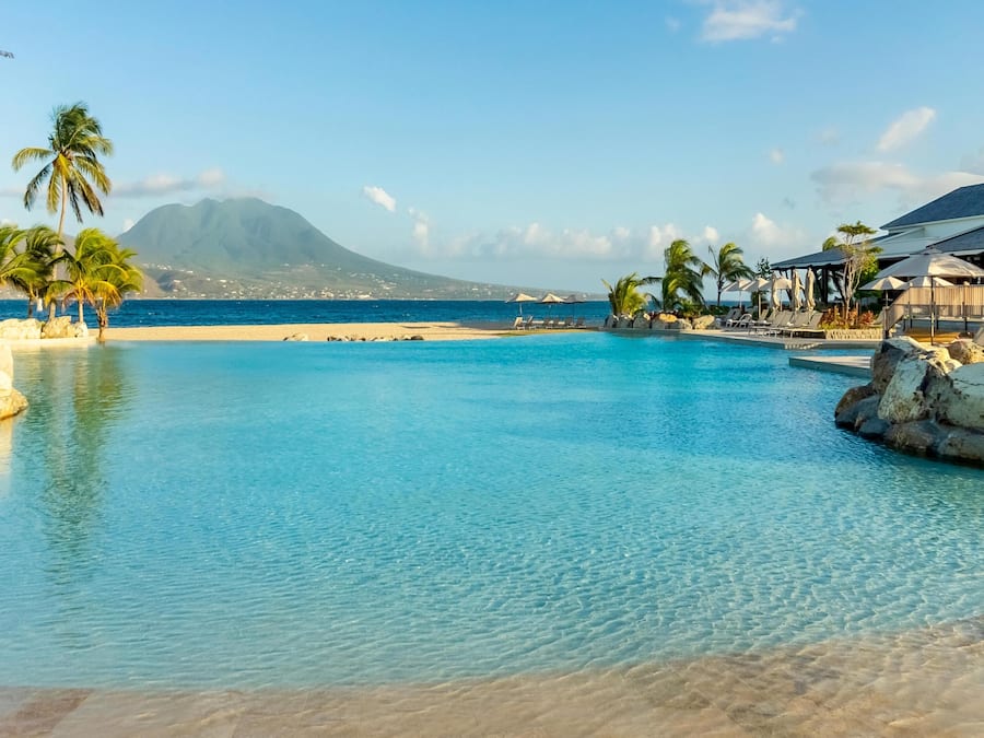 2 buitenzwembaden, zwembadcabana's (toeslag) en ligstoelen