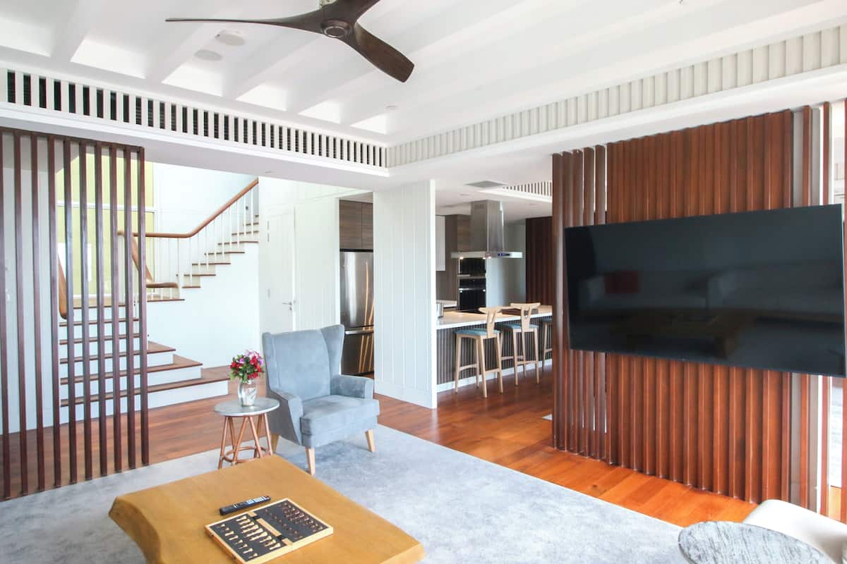 Suite (Penthouse) | Woonruimte | Een 50-inch lcd-televisie met premium tv-zenders en een televisie