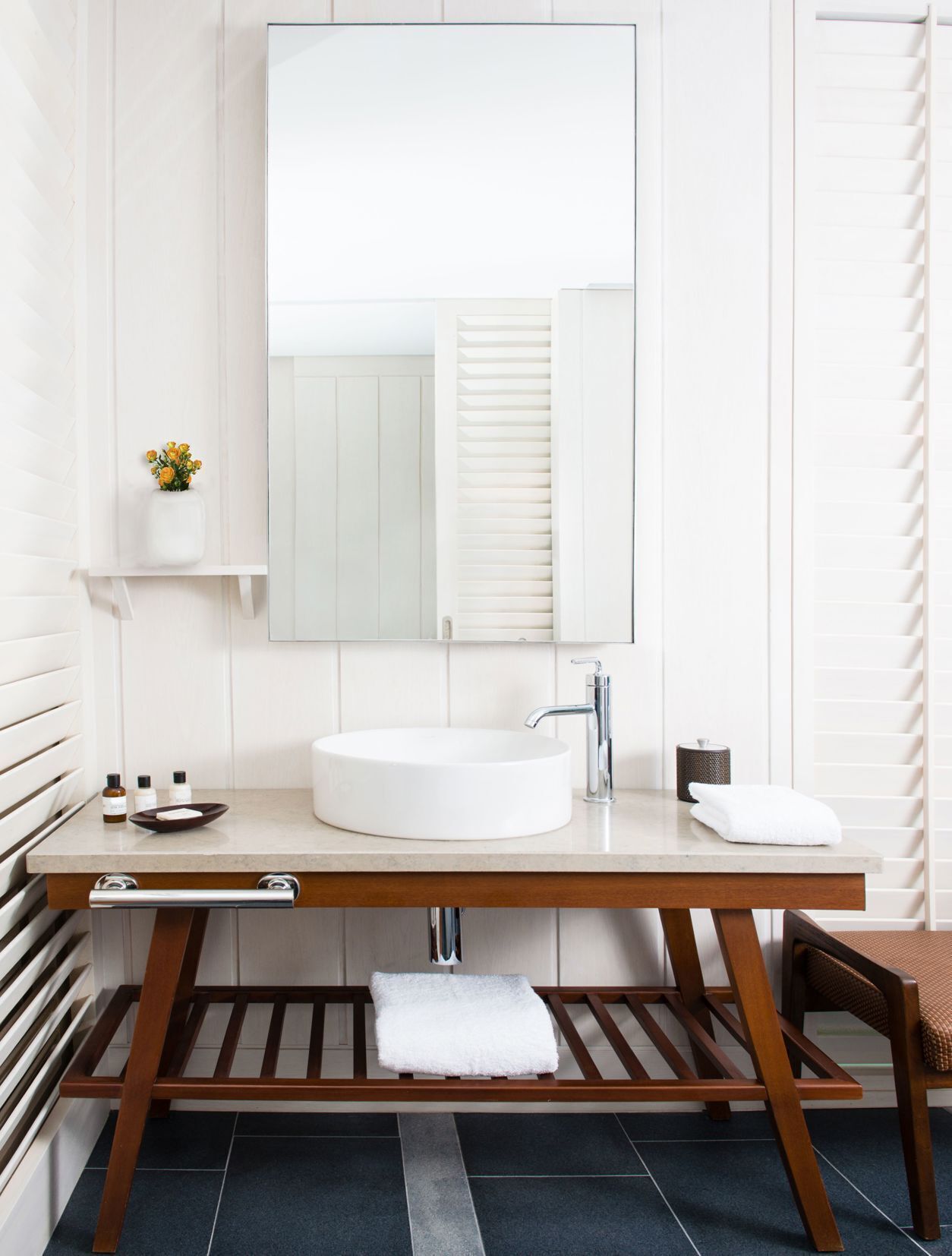 Kamar mandi | Bathtub dan shower terpisah, bathtub besar,  dan pancuran hujan