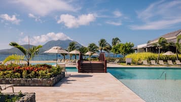 2 piscinas externas, barracas, espreguiçadeiras