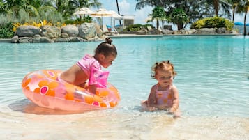 2 buitenzwembaden, zwembadcabana's (toeslag) en ligstoelen