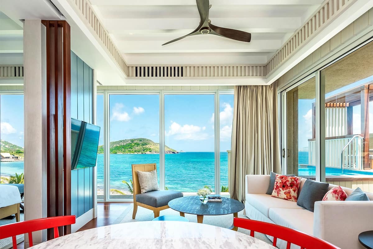 Luxe beddengoed, een minibar, een kluis op de kamer, een bureau