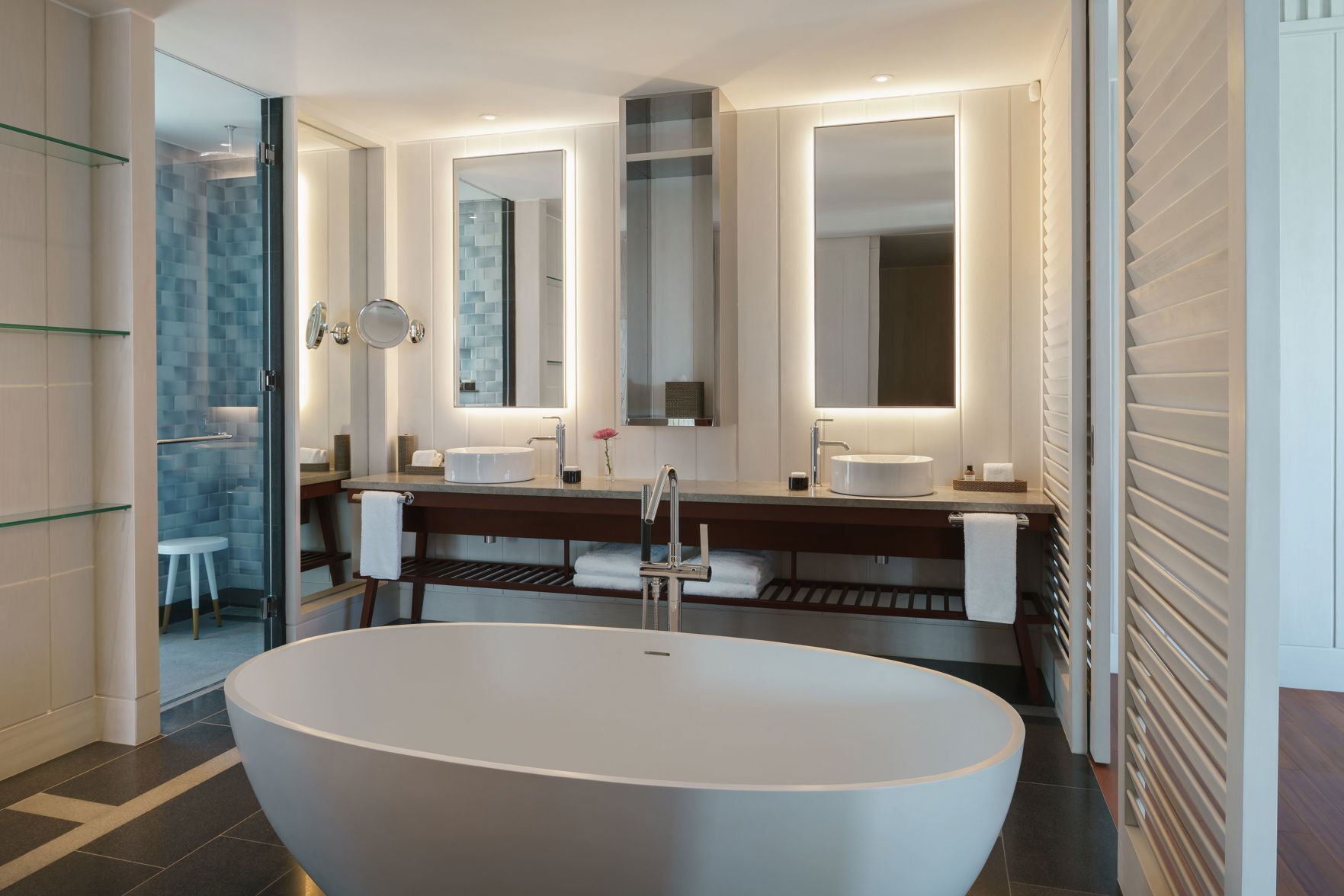 Kamar mandi | Bathtub dan shower terpisah, bathtub besar,  dan pancuran hujan