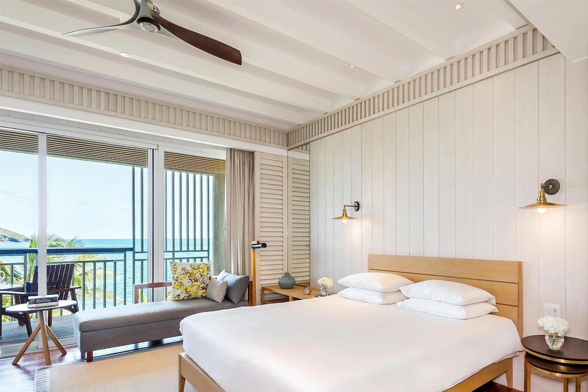 Luxe beddengoed, een minibar, een kluis op de kamer, een bureau