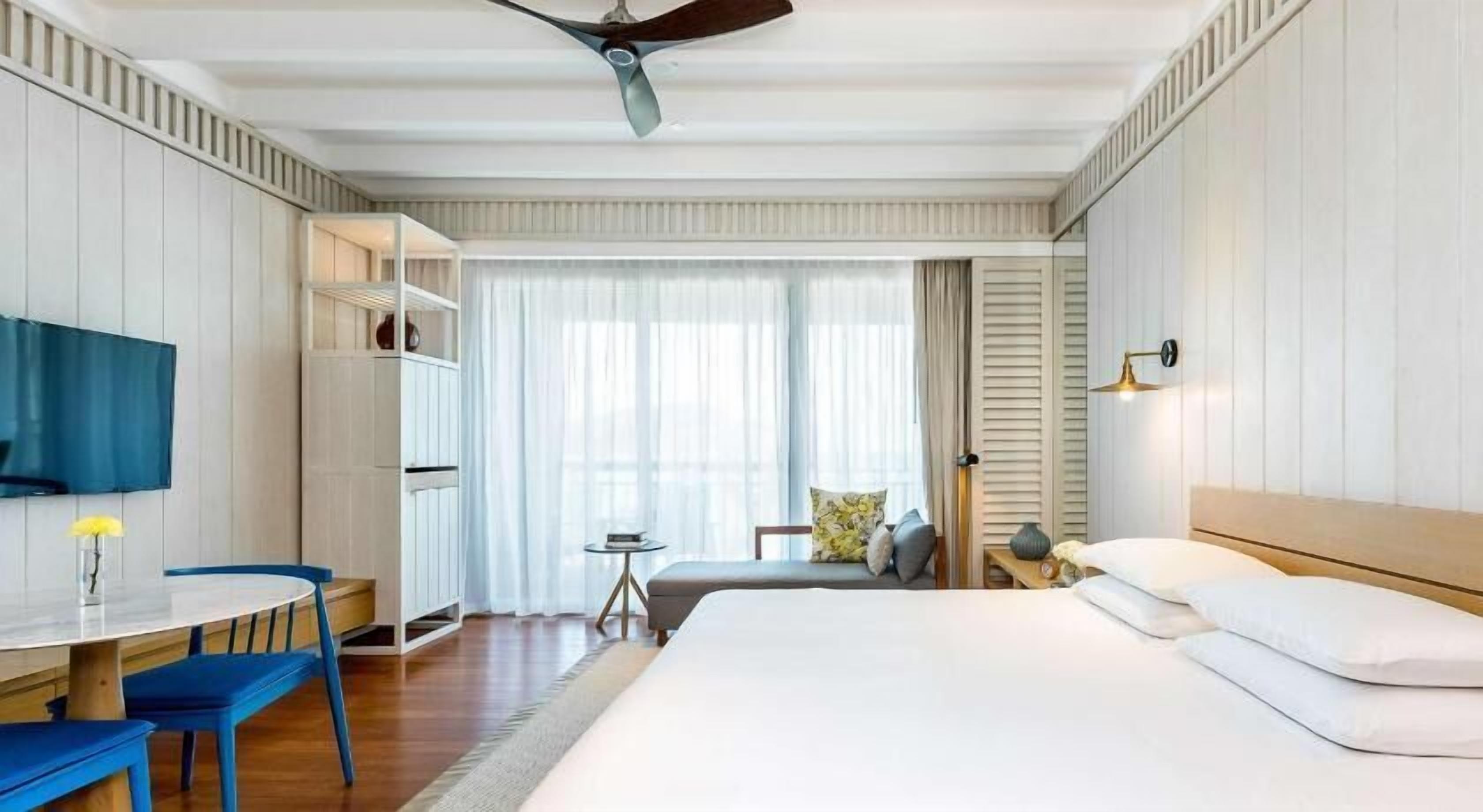 Seprai premium, minibar, brankas, dan meja kerja