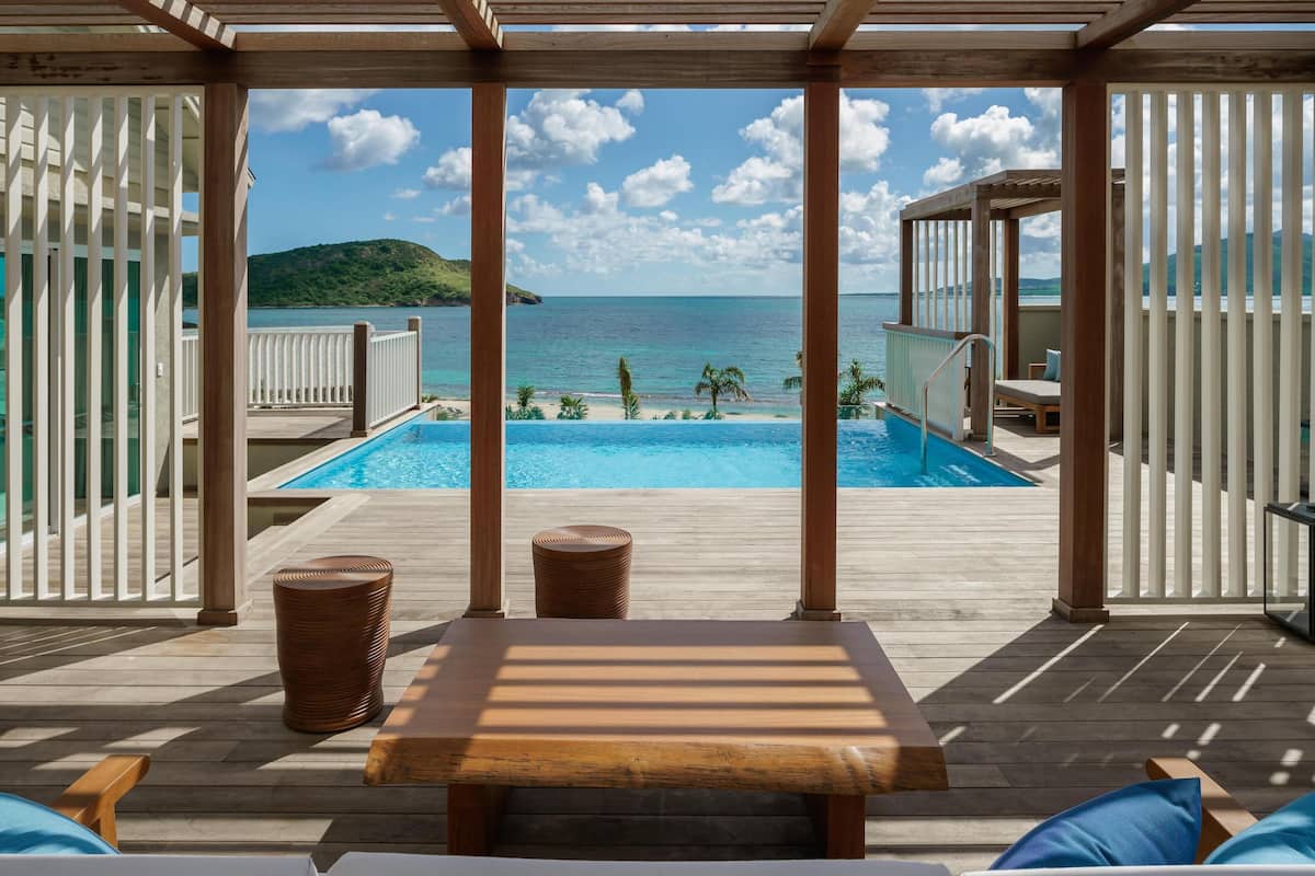 Deluxe suite, toegang tot zwembad (Plunge Pool) | Luxe beddengoed, een minibar, een kluis op de kamer, een bureau