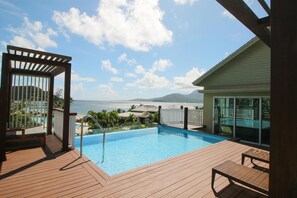 Roupas de cama premium, frigobar, cofres nos quartos, escrivaninha