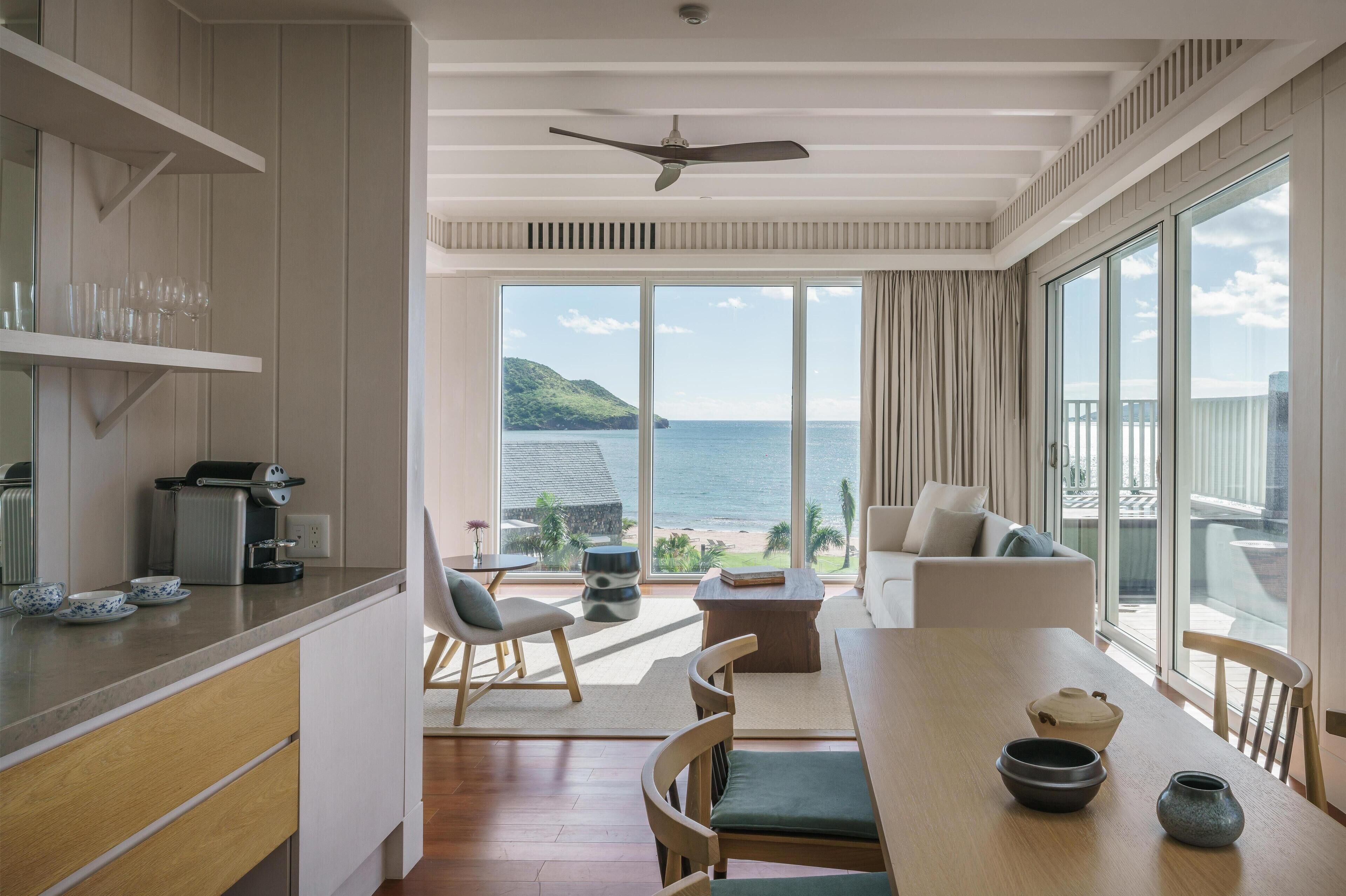 Ropa de cama de alta calidad y minibar 