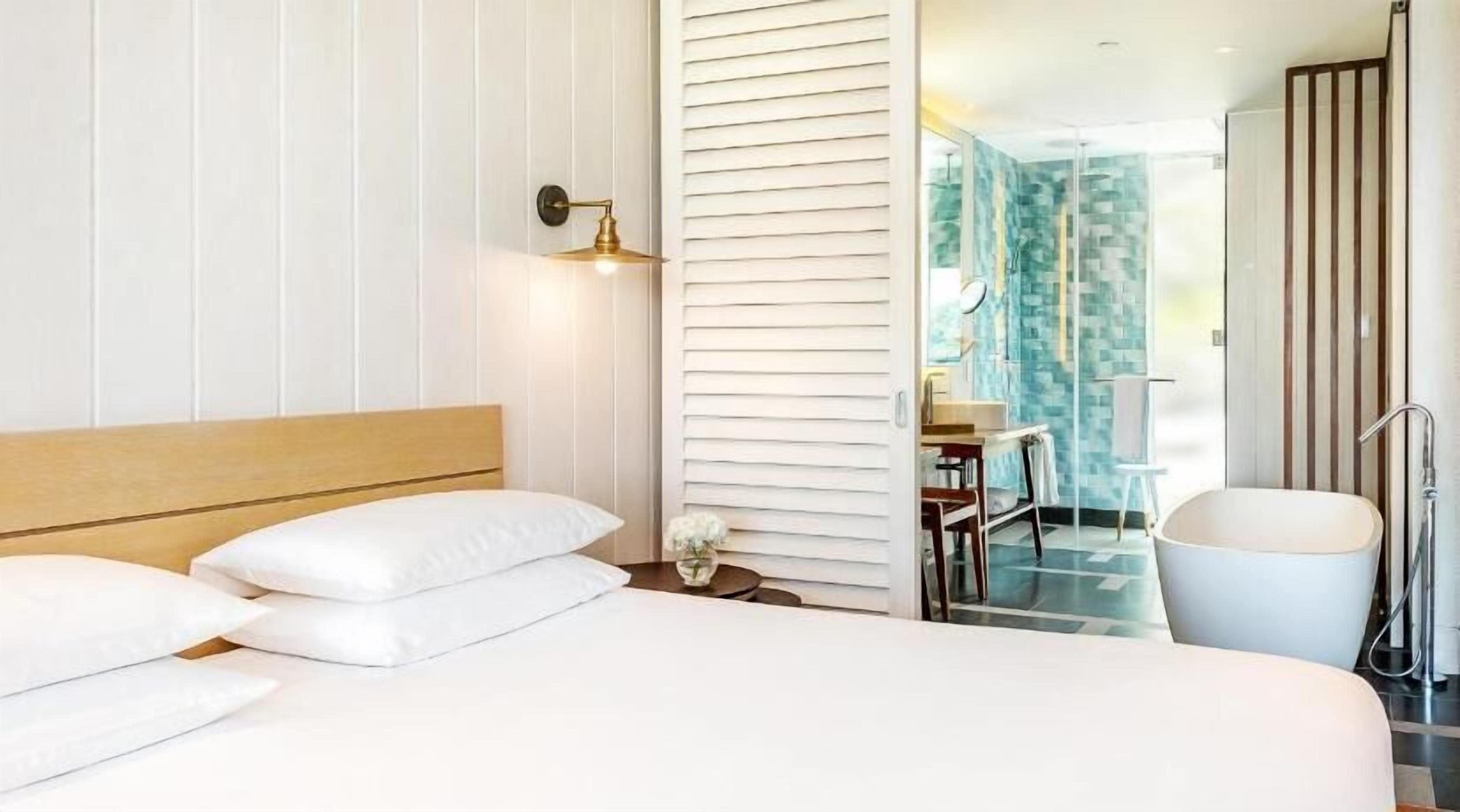 Seprai premium, minibar, brankas, dan meja kerja