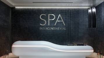 Salas de tratamiento para parejas, un sauna, una bañera de hidromasaje