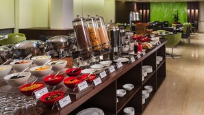 Un buffet proposant une variété de plats et d'ustensiles.
