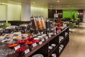 Petit déjeuner, déjeuner et dîner servis sur place
