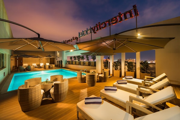 Outdoor pool, pool umbrellas - IntercityHotel Salalah (Salalah)