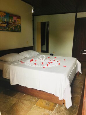 标准三人房 | 迷你吧、特色装修、遮光窗帘、床单