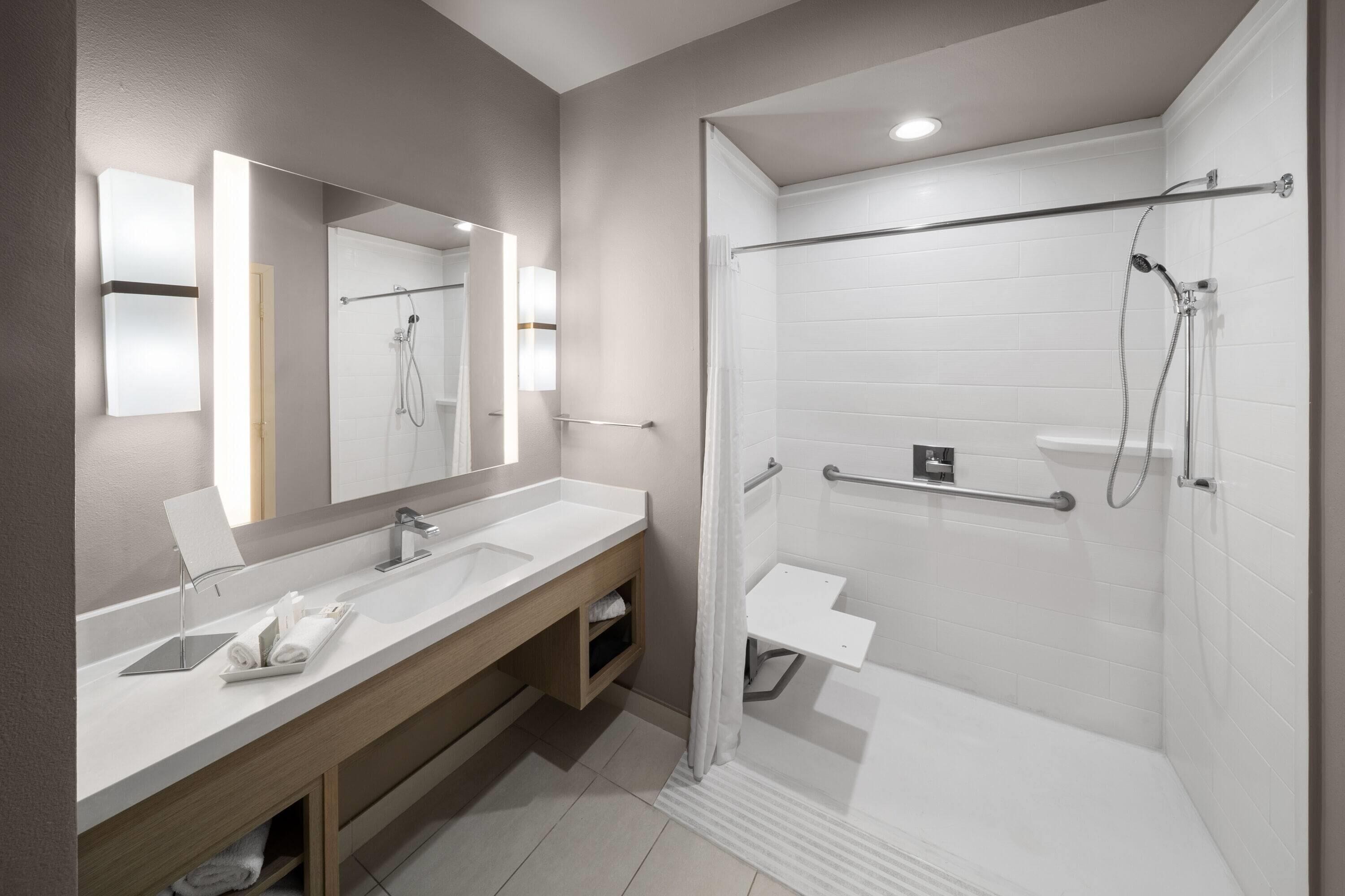 Suite, varias camas, acceso para personas con movilidad reducida (Hearing, Roll-in Shower) | Ropa de cama de alta calidad y caja de seguridad en la habitación 