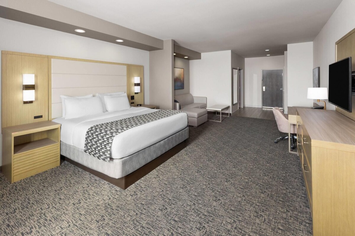Premium bedding, in-room safe, desk, laptop workspace