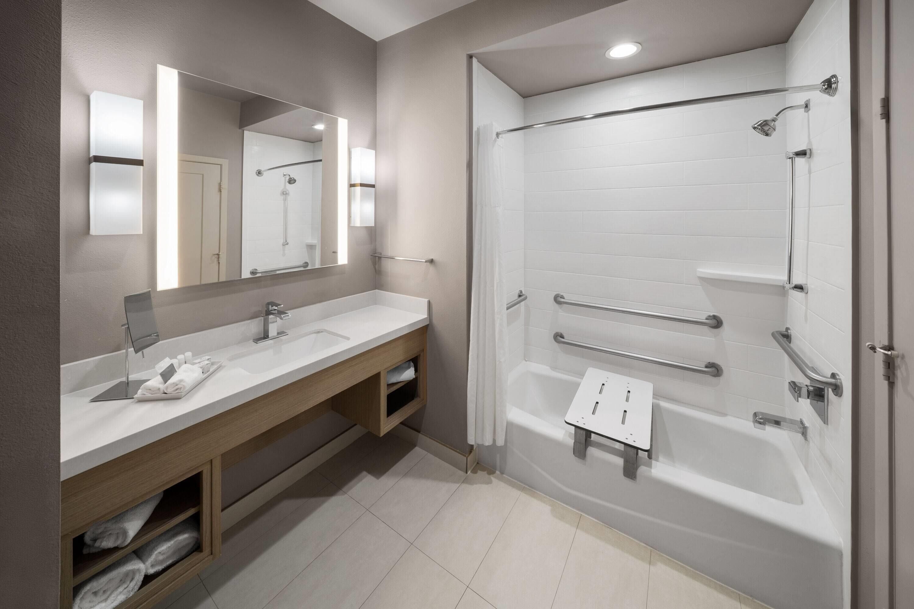 Suite, varias camas, acceso para personas con movilidad reducida (Hearing, Bathtub W/Grab Bars) | Ropa de cama de alta calidad y caja de seguridad en la habitación 