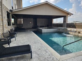 Una piscina al aire libre