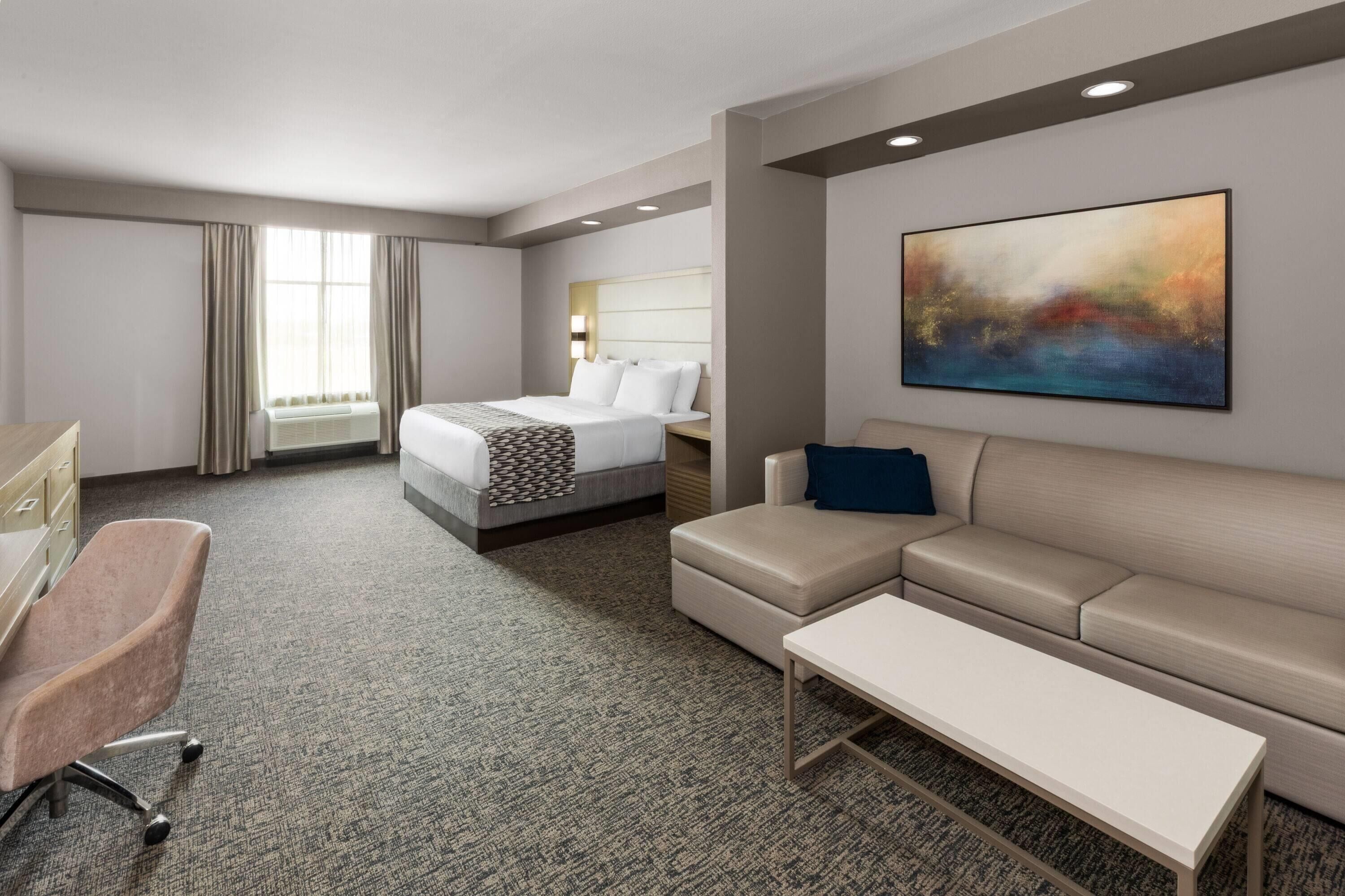 Suite, 1 cama King size y sofá cama, para no fumadores | Ropa de cama de alta calidad y caja de seguridad en la habitación 