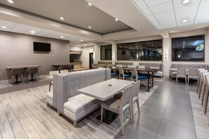 含每日吃到飽早餐