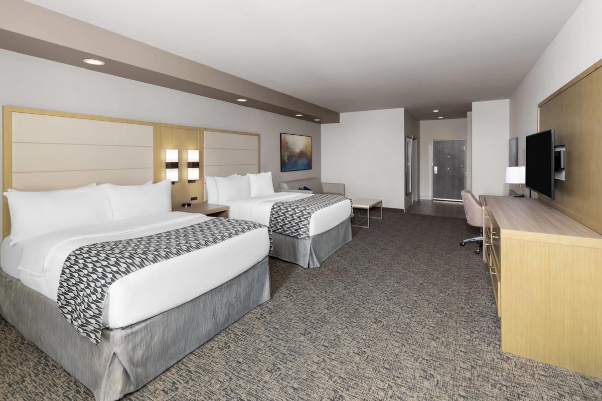 Premium bedding, in-room safe, desk, laptop workspace