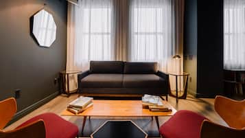 Suite, 1 King Bed, Accessible