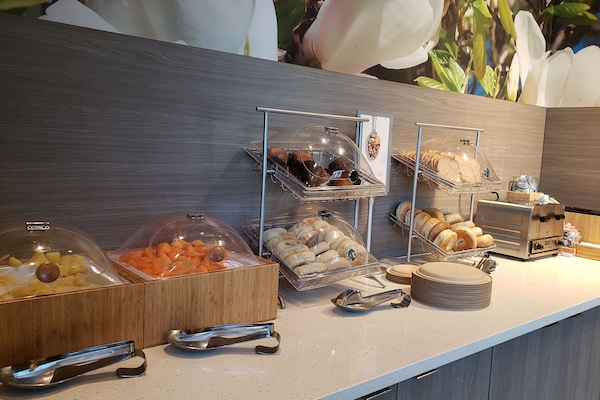 Free buffet breakfast on weekdays