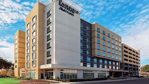 Een Fairfield Marriott hotel met een modern ontwerp, meerdere verdiepingen en een opvallende ingang.