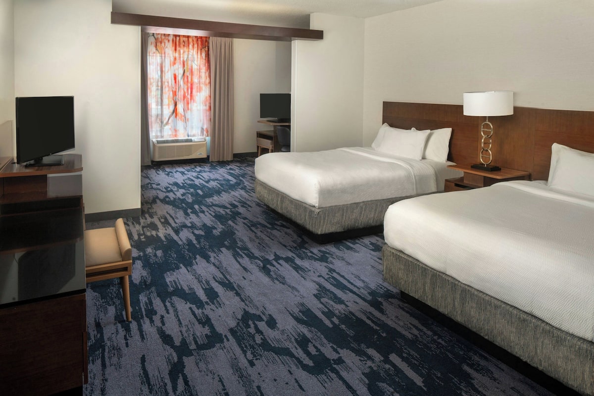 Hypo-allergenic bedding, in-room safe, desk, blackout curtains
