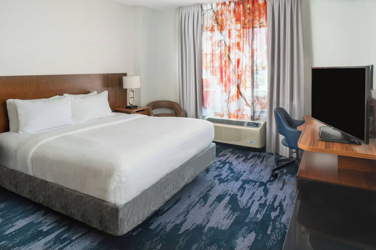 Room, 1 King Bed | Hypo-allergenic bedding, in-room safe, desk, blackout curtains