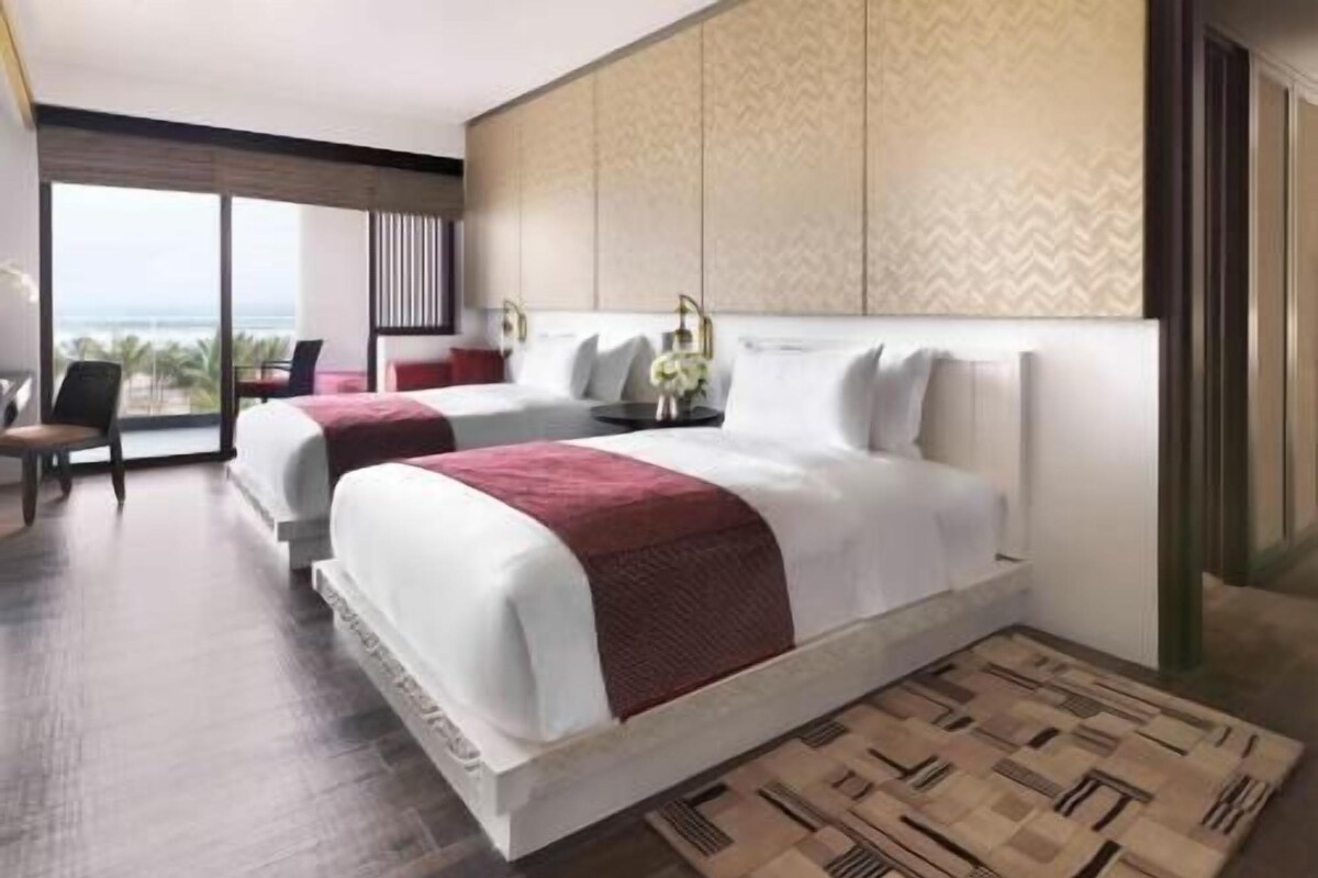 Bantalan ekstra lembut, minibar, brankas, dan meja kerja