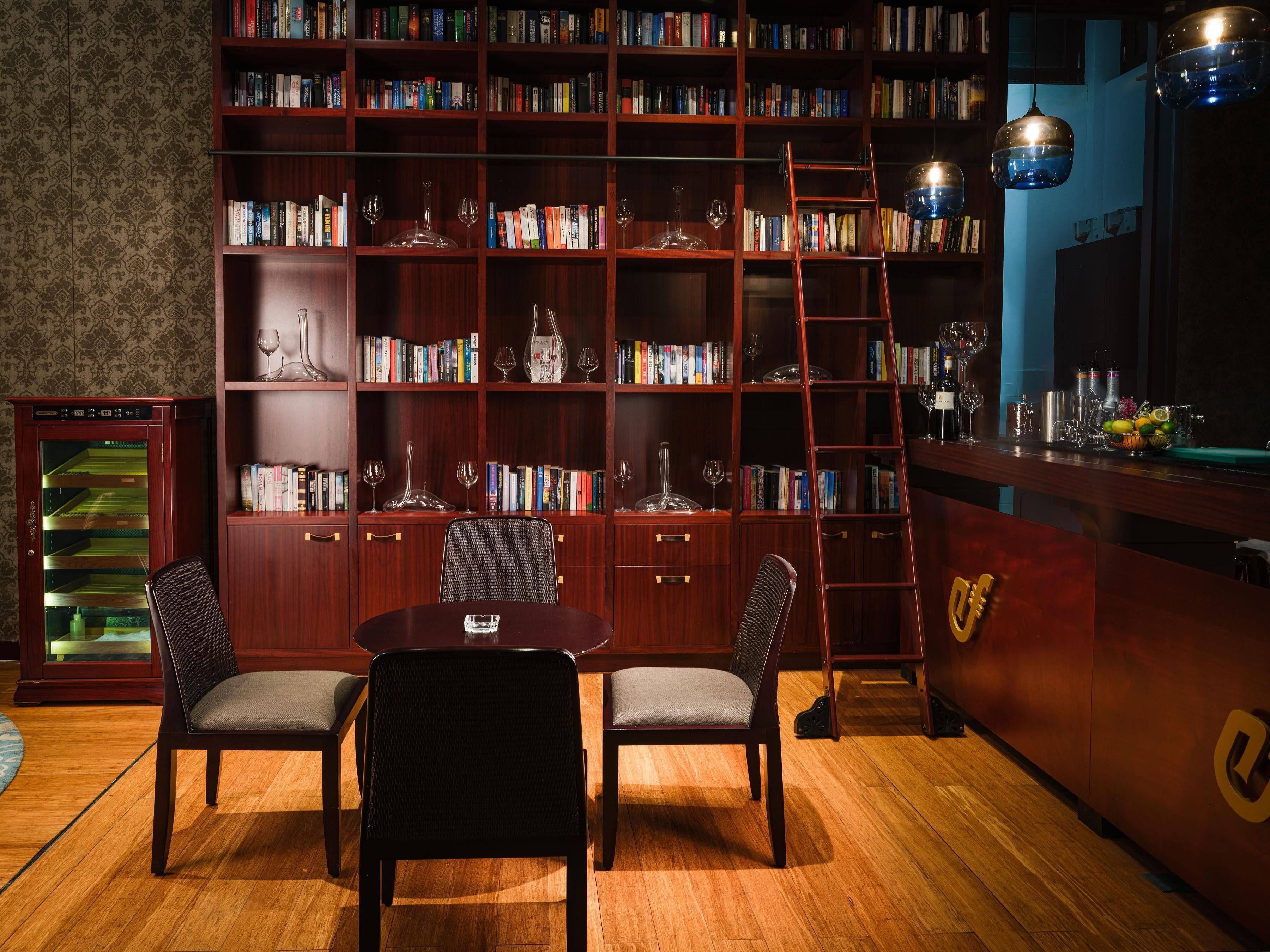 3 restaurants, breakfast, lunch, dinner served; international cuisine