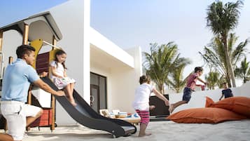 Lasten leikkialue ulkona