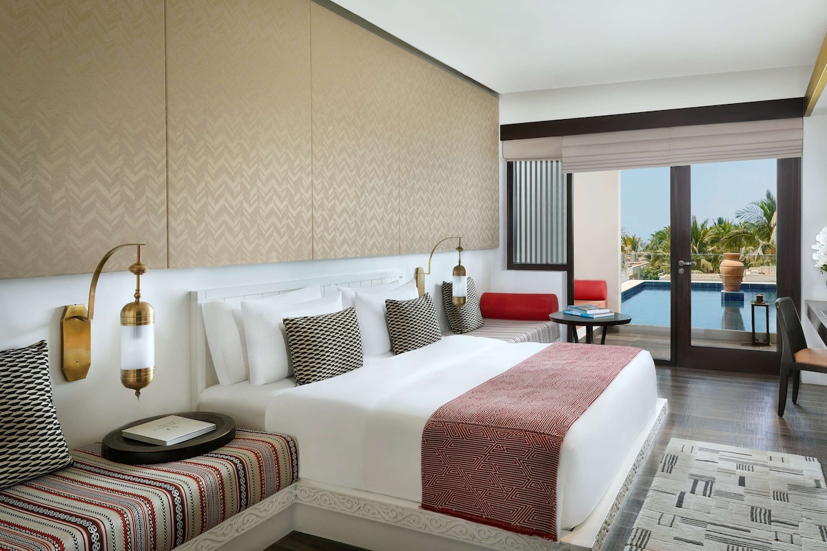 Bantalan ekstra lembut, minibar, brankas, dan meja kerja