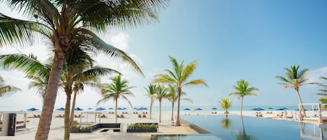 Een buitenzwembad, gratis zwembadcabana's, parasols voor strand/zwembad