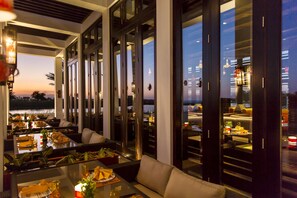 3 restaurants, breakfast, lunch, dinner served; international cuisine